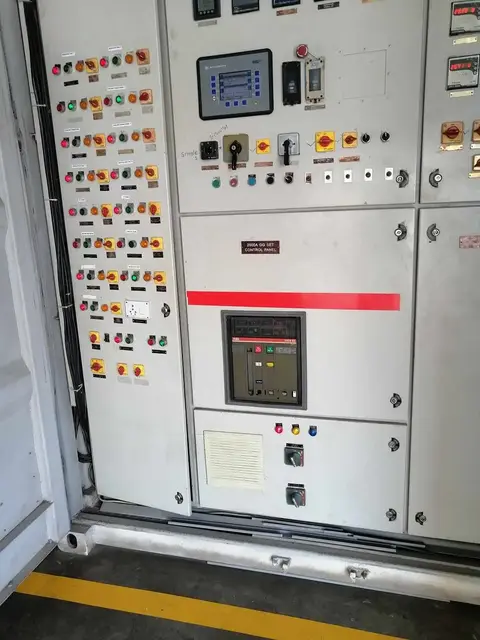 Main low-voltage switchboard with metering and breaker