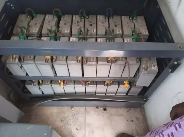 Battery rack with interconnected batteries